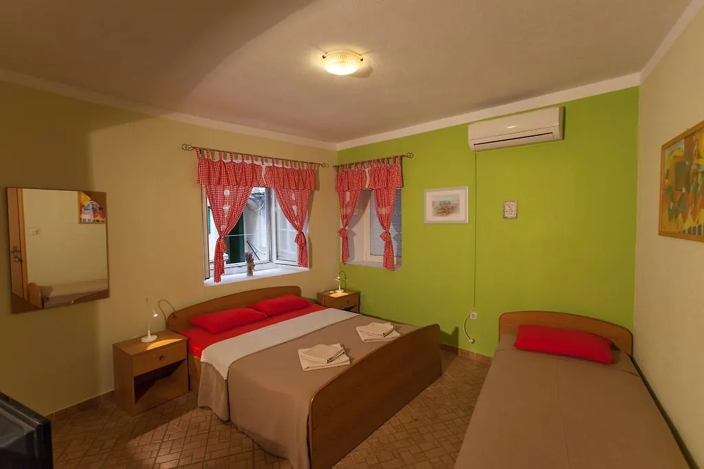 Guest House Floreus Cres 3*,